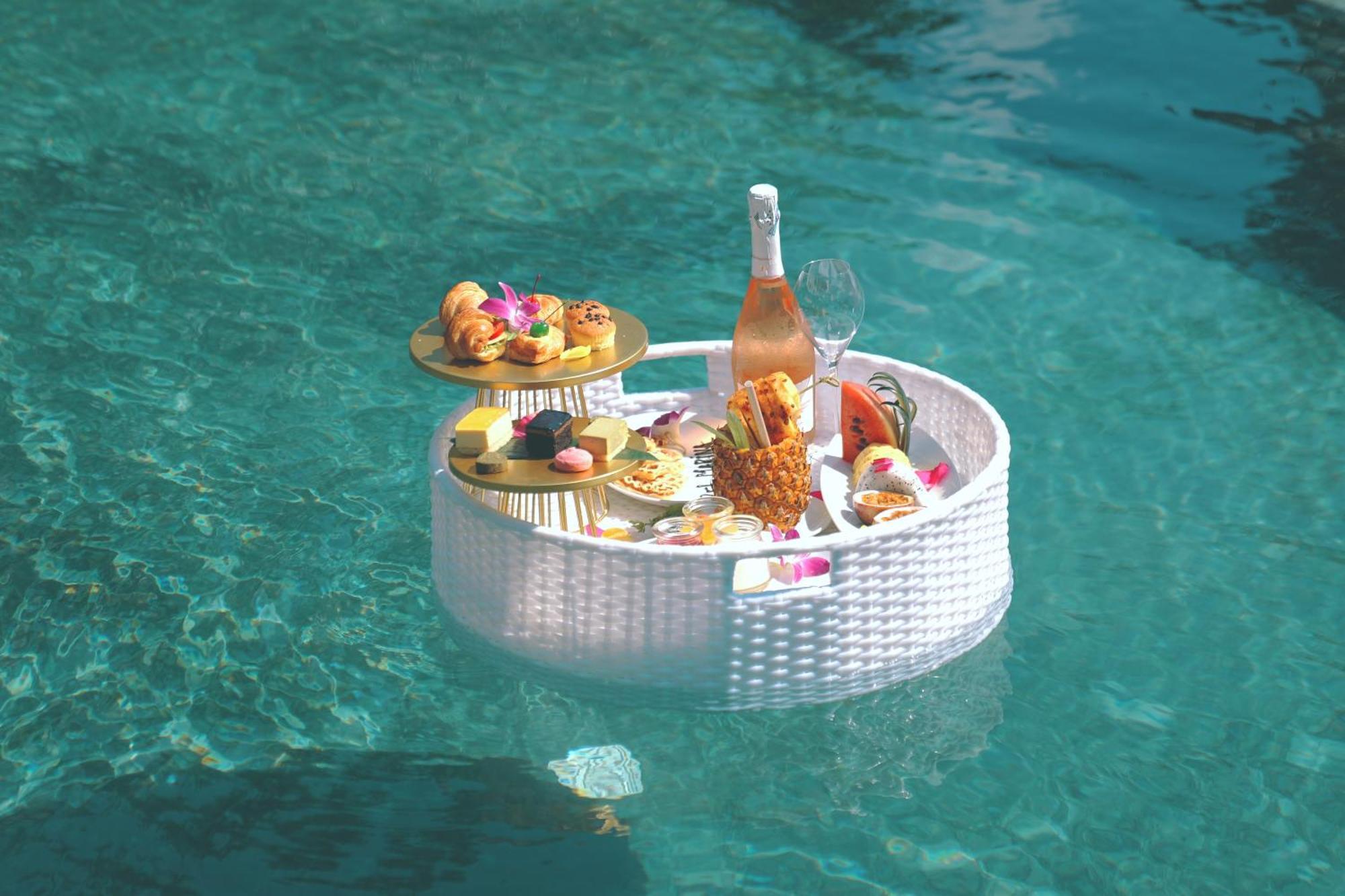 Bel Marina Hoi An Resort Exterior foto A floating poolside bar